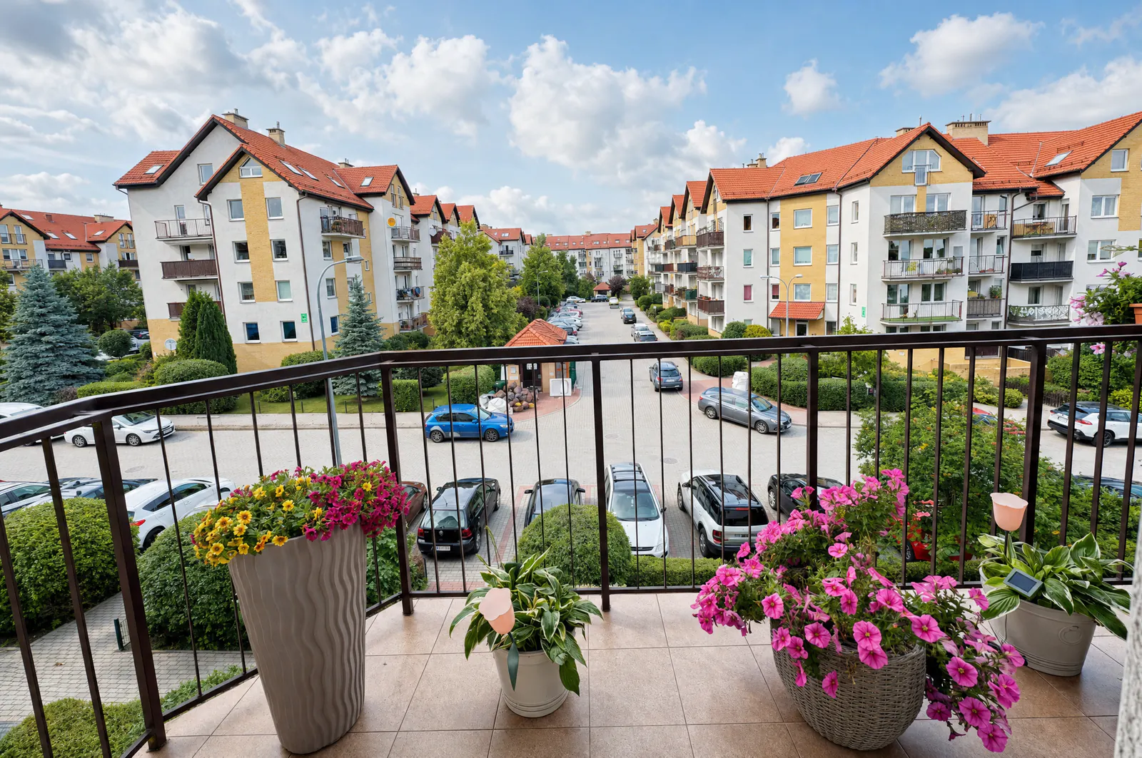 Panoramiczny widok z balkonu na osiedle