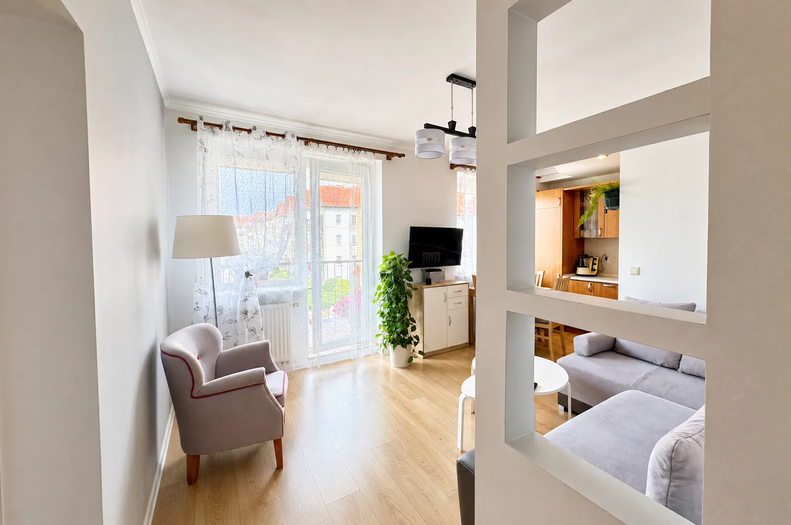 Salon z wyjściem na balkon
