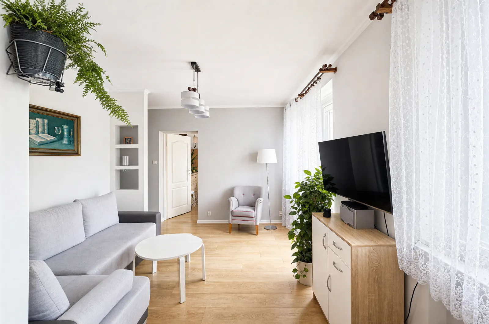Przestronny salon z dużymi oknami